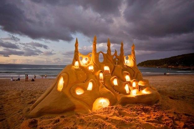 Castello di sabbia con luci