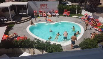 Hotel Sabrina di Rimini, l’albergo con la piscina a forma di cuore